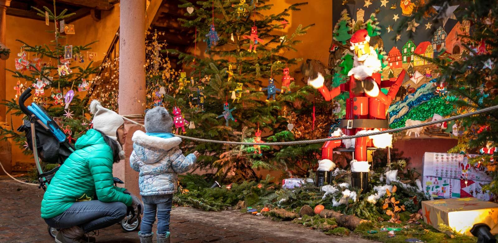 marché de noël ; enfant ; kaysersberg ; alsace marché de noël ; enfant ; kaysersberg ; alsace